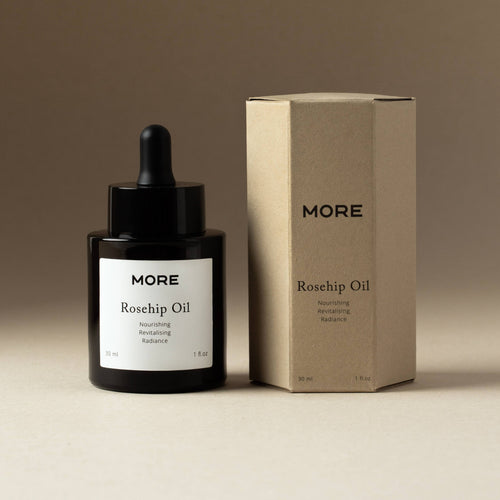 PURELA More - Ruusunmarjauuteöljy, 100% luomu ja kylmäpuristettu, 30 ml pullo näkyvissä luonnollisessa pakkauksessa.