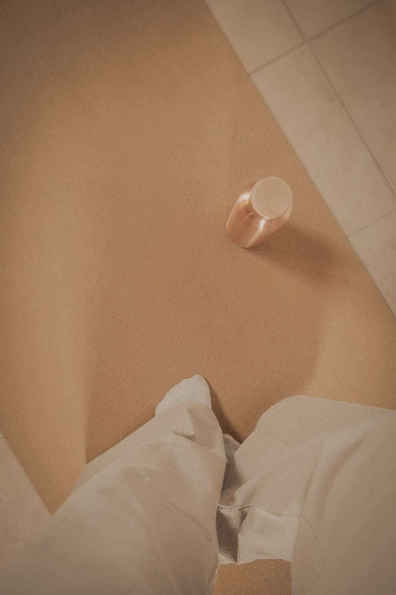 Vinyasa joogamatto PURELA, leveä ja tukeva, näkyvissä kuvassa valkoisella taustalla.