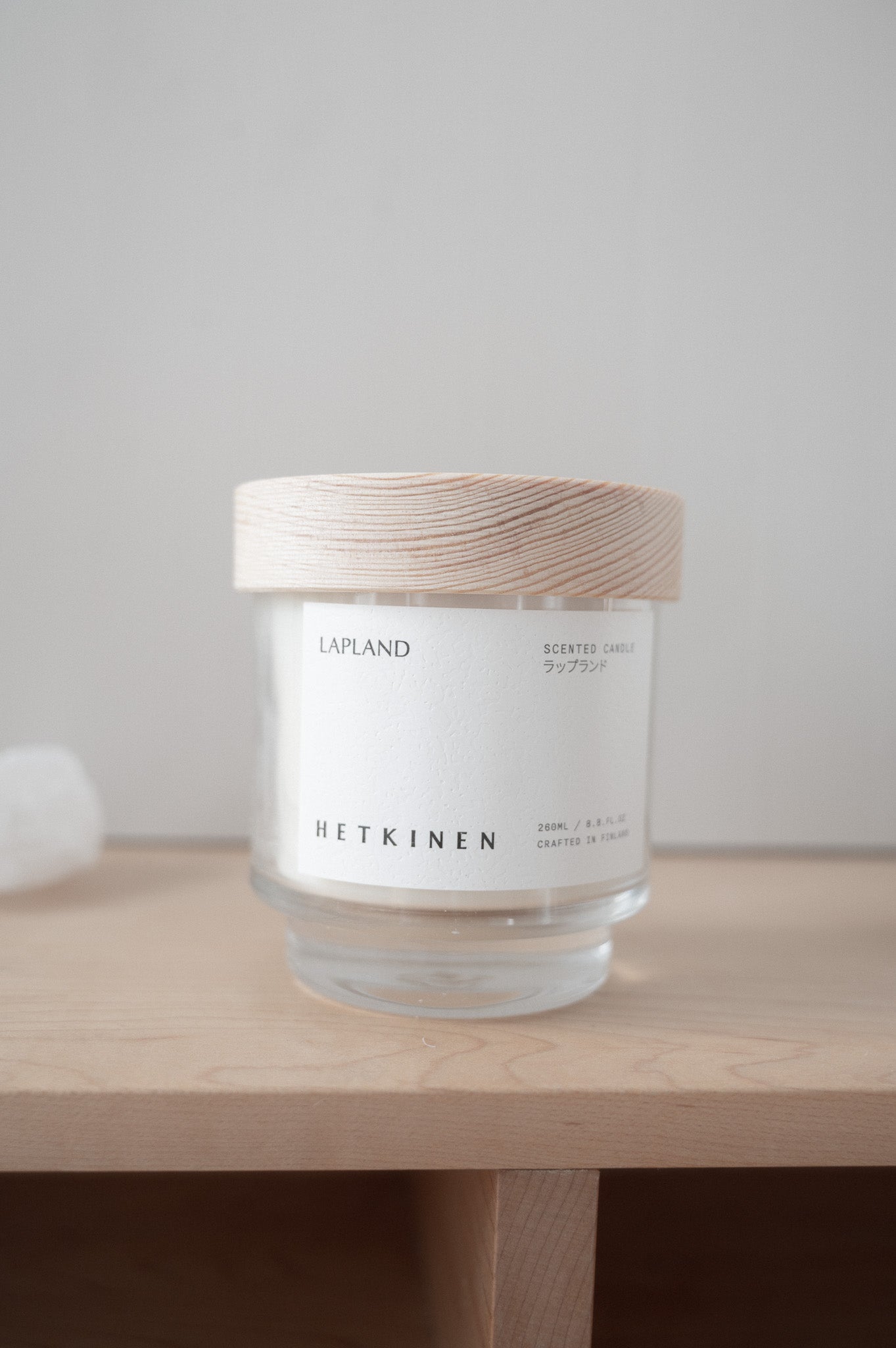 Kynttilä PURELA HETKINEN Lapland 260ml, luonnollinen tuoksukynttilä, näkyy palamisen ja kauniin lasipurkin kanssa.