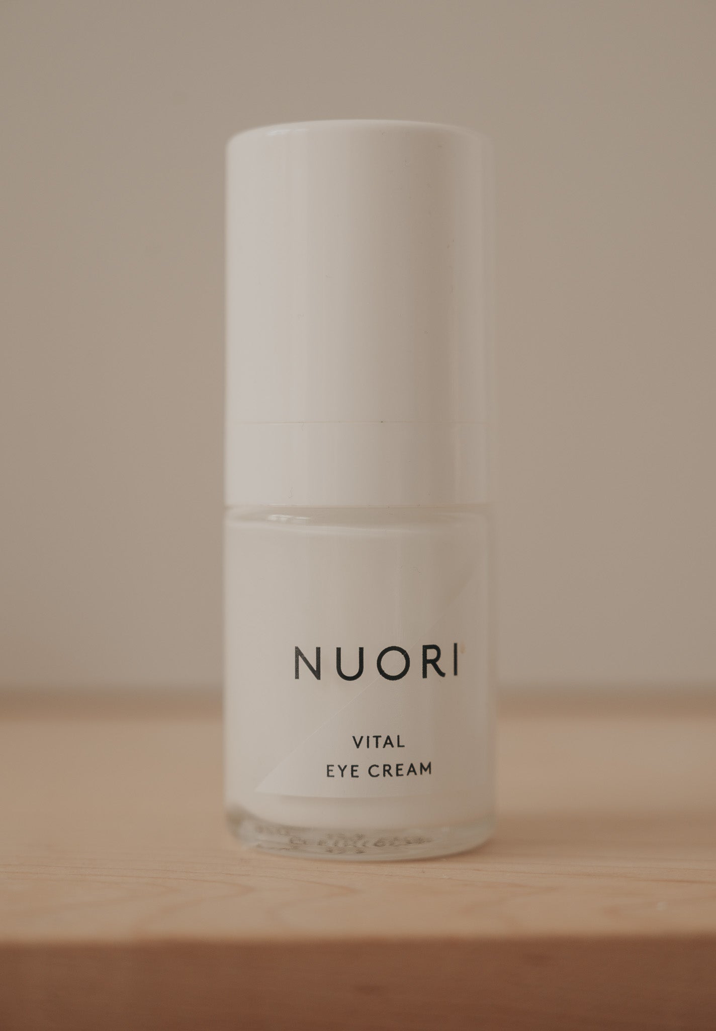Purela NUORI Vital Eye Cream 15ml silmänympärysvoide, pehmeä koostumus ja ravitsevat ainesosat näkyvissä pullossa