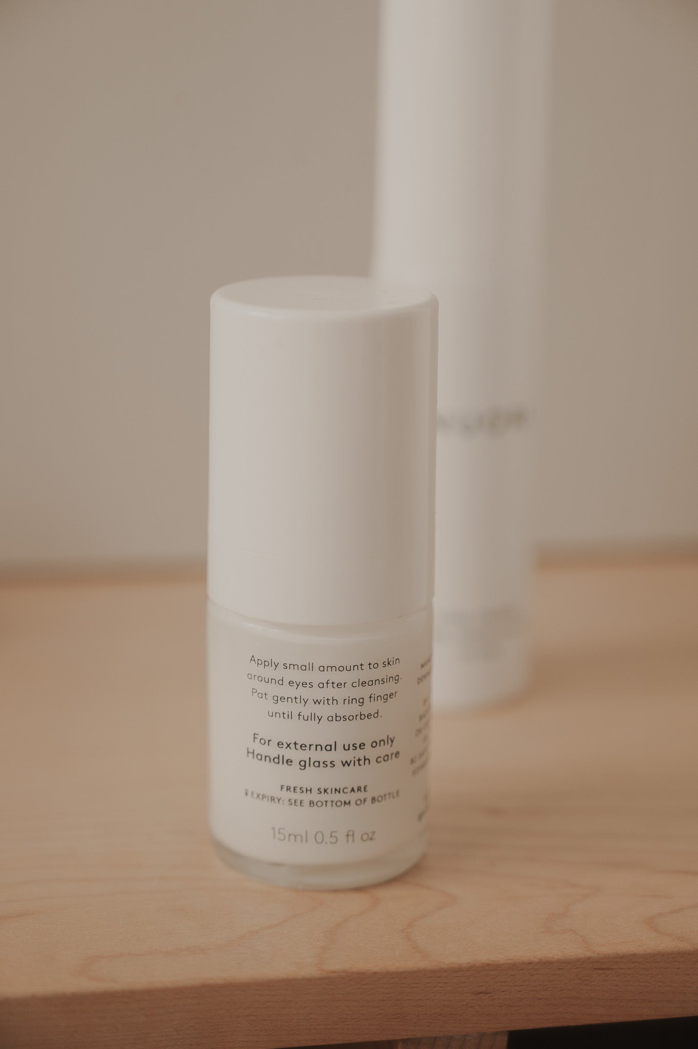 Kirkas ja kevyt NUORI Vital Eye Cream kasvojen ympärysiholle, 15 ml, PURELA tuotemerkki, pakkauksessa.