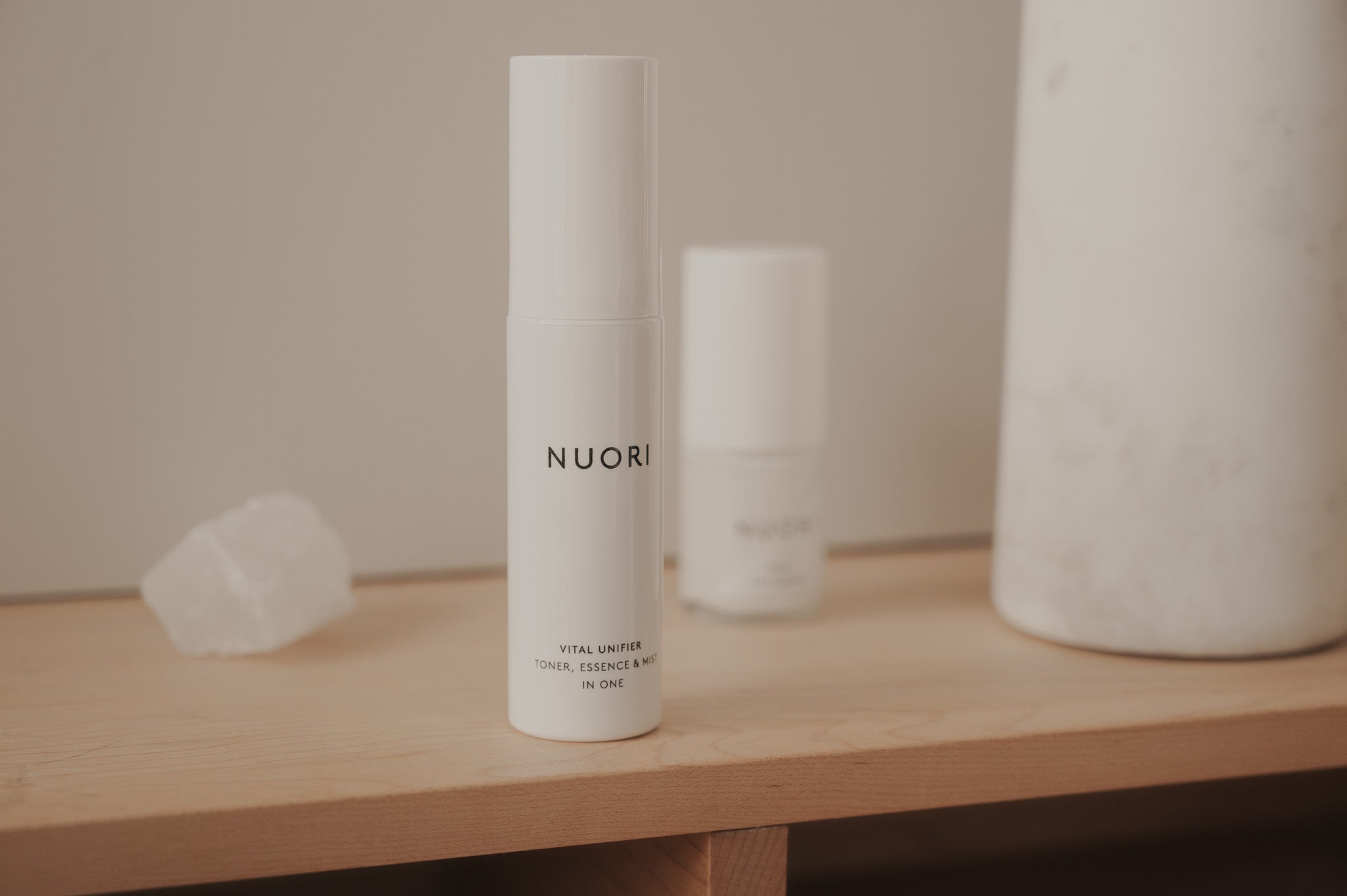 NUORI Vital Unifier PURELA - 50ml kasvoveden pullo, selkeä etiketti ja kaunis lasipullo, näytetään läheltä.
