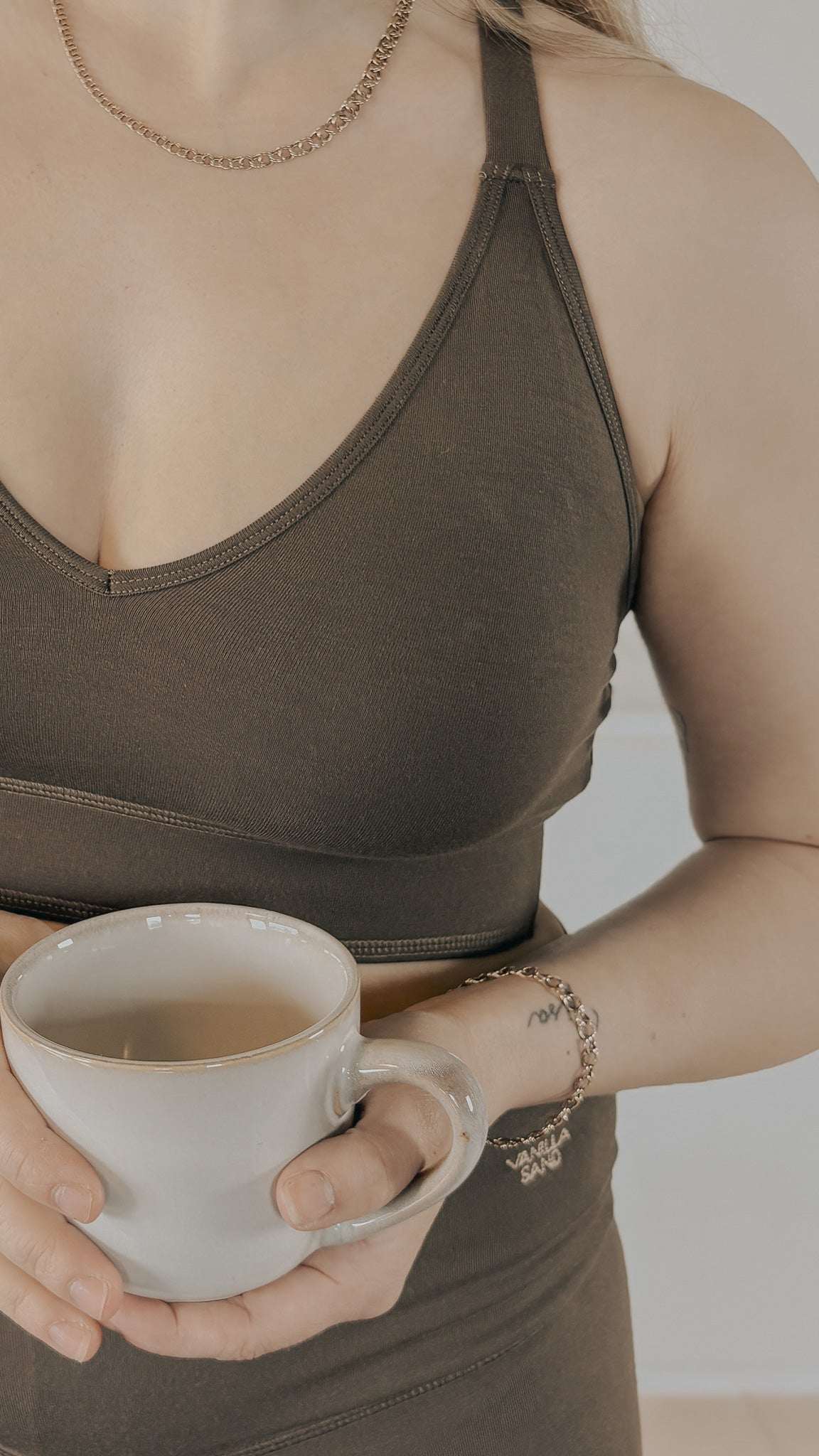 VANILLA SAND urheilutoppi PURELA, kahvin värinen ja kevyesti muotoiltu urheilutoppi, sopii treeniin ja vapaa-aikaan.