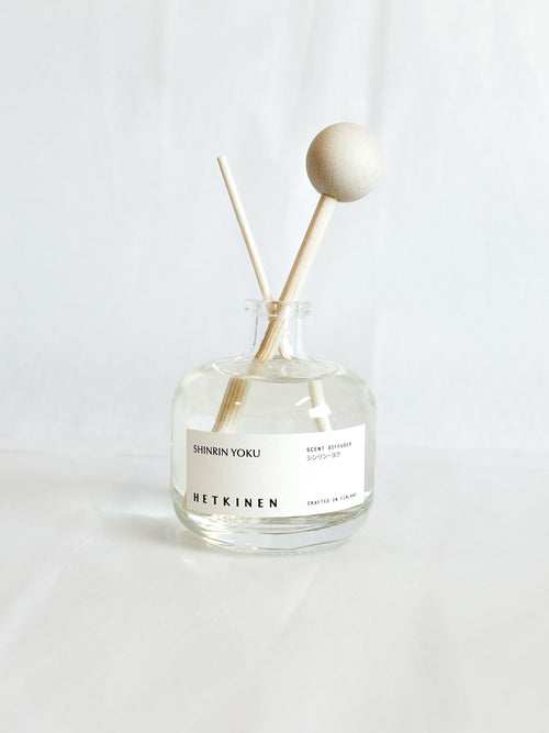 HETKINEN Huonetuoksu Shinrin Yoku PURELA, 100ml, pullo ja luonnollinen tuoksu, näkyvissä kuvassa.