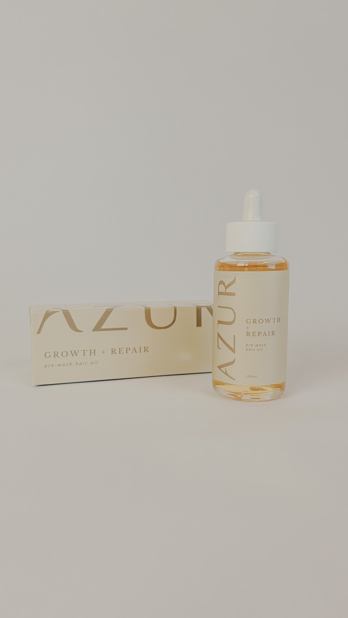 Purela AZUR kasvua ja korjausta edistävä hiusöljy 100ml, levitystä varten näkyvissä hiuspohja ja öljyn pullo.