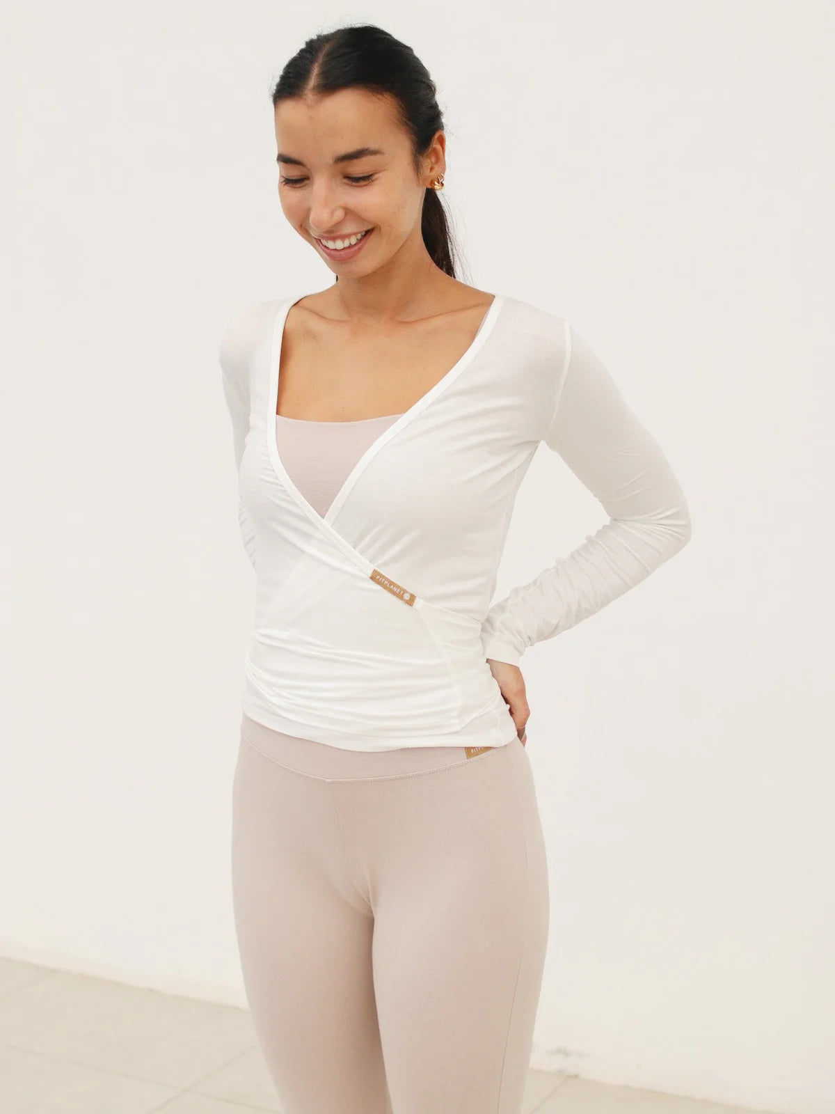 Purela FITPLANET Ballet Top, naisellinen urheilupaita, musta ja kevyt, sopii tanssi- ja treenivaatteisiin.