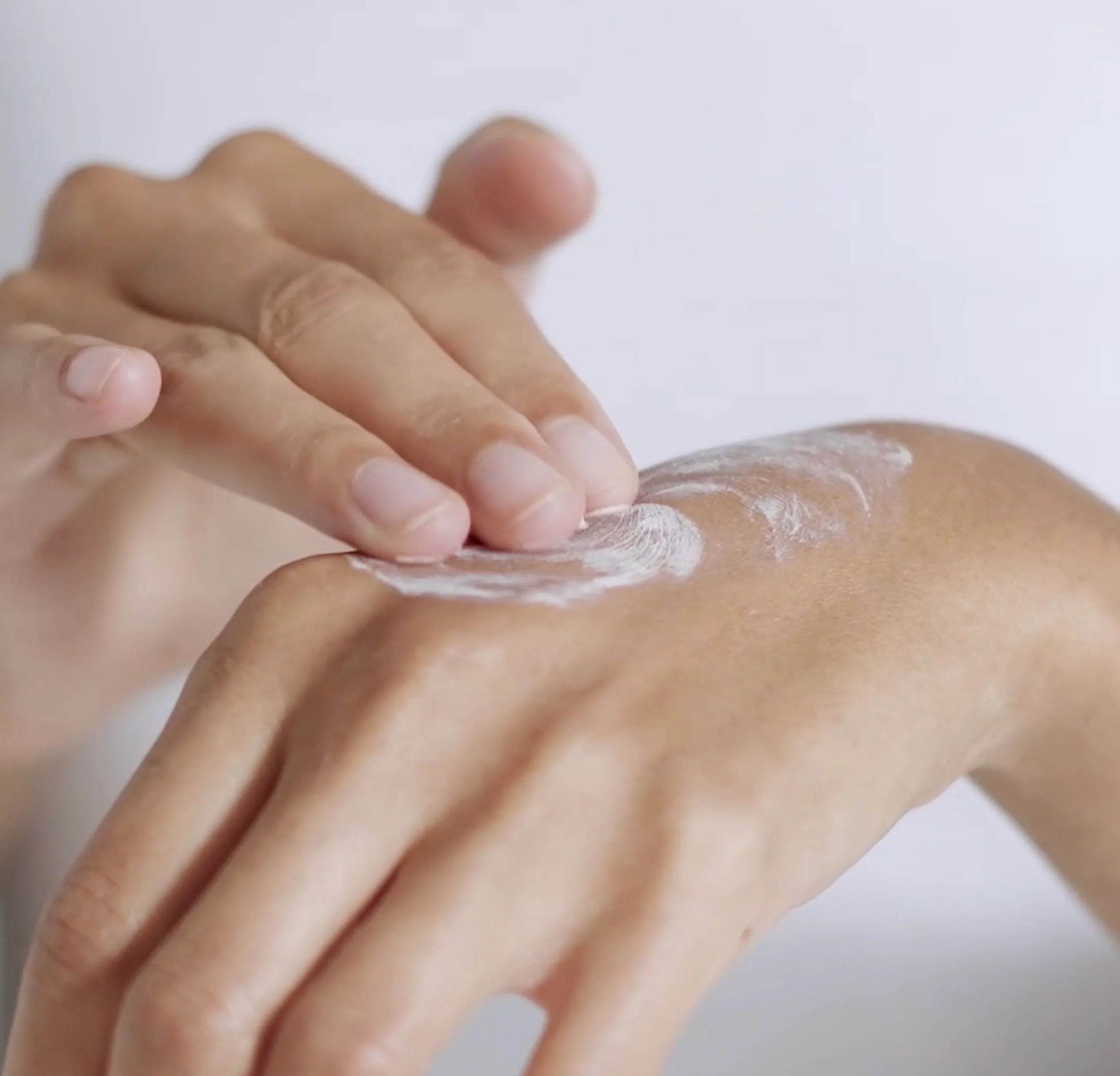 Purla NUORI Mineral Defence SPF 30 kasvojen aurinkovoide, 50 ml, sisältää mineraattista suojaa ja levittyy tasaisesti.