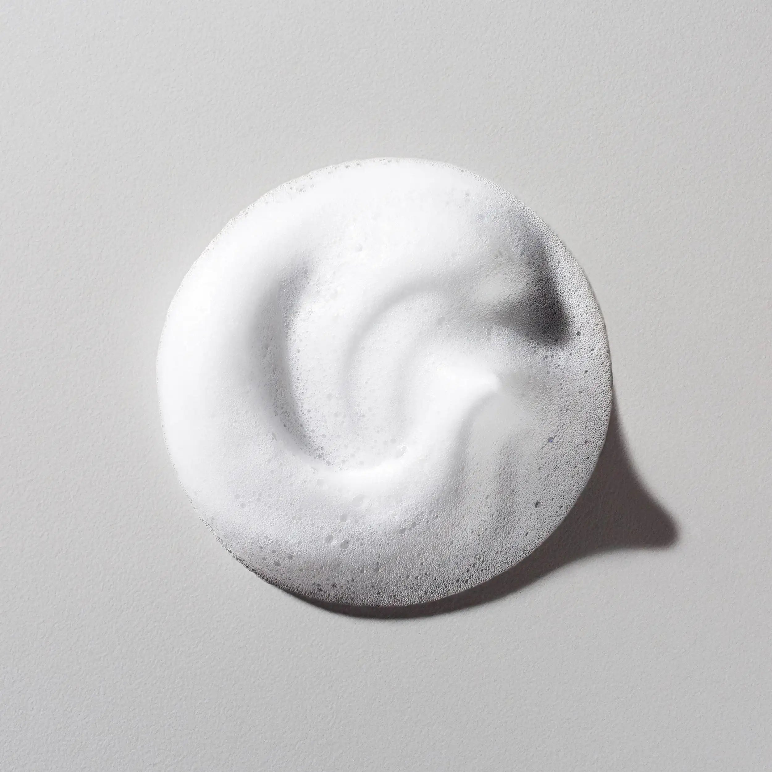 Kuva NUORI Vital Foaming Cleanserin vaahtomaisesta koostumuksesta PURELA-merkkisenä, 100 ml pullo.