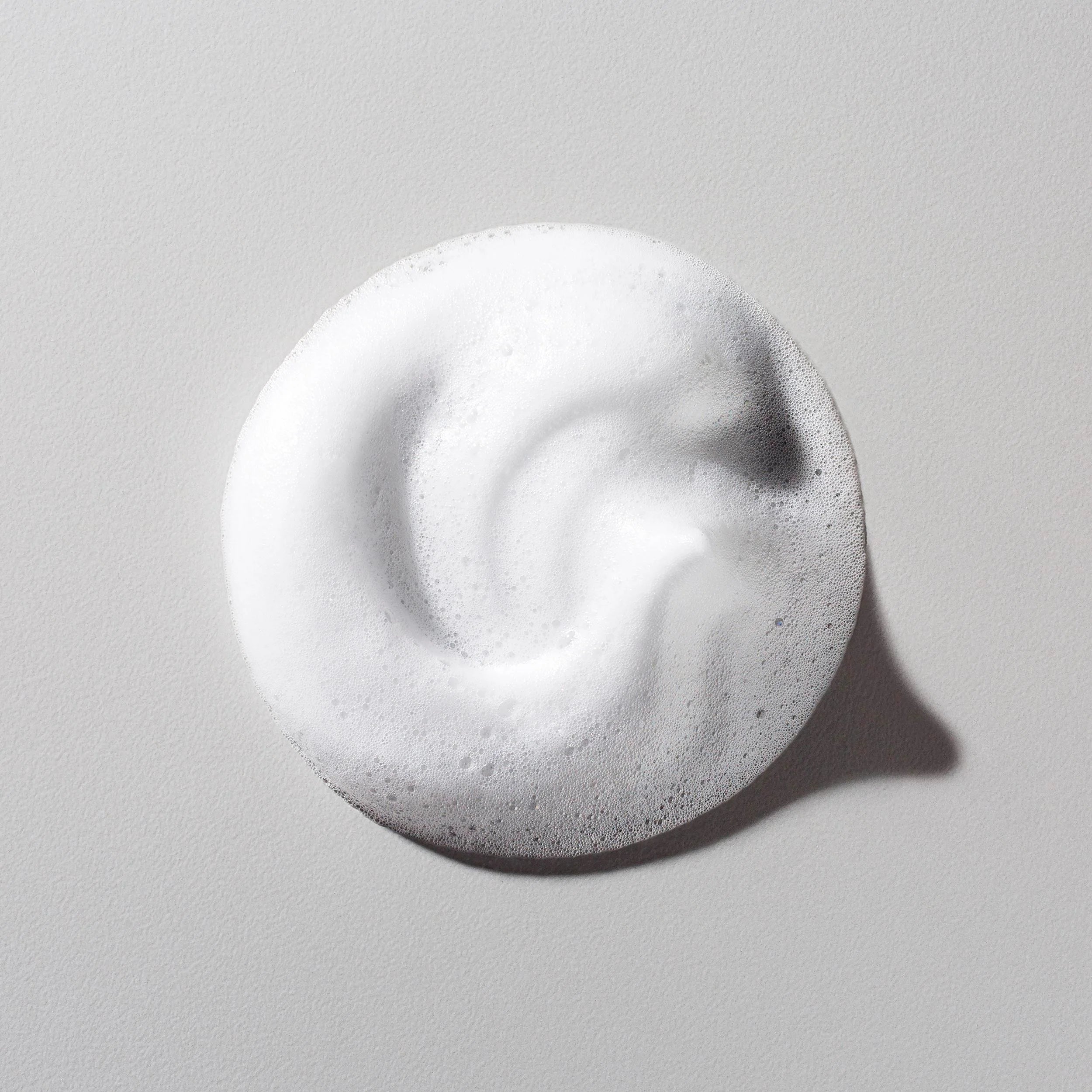 Kuva NUORI Vital Foaming Cleanserin vaahtomaisesta koostumuksesta PURELA-merkkisenä, 100 ml pullo.