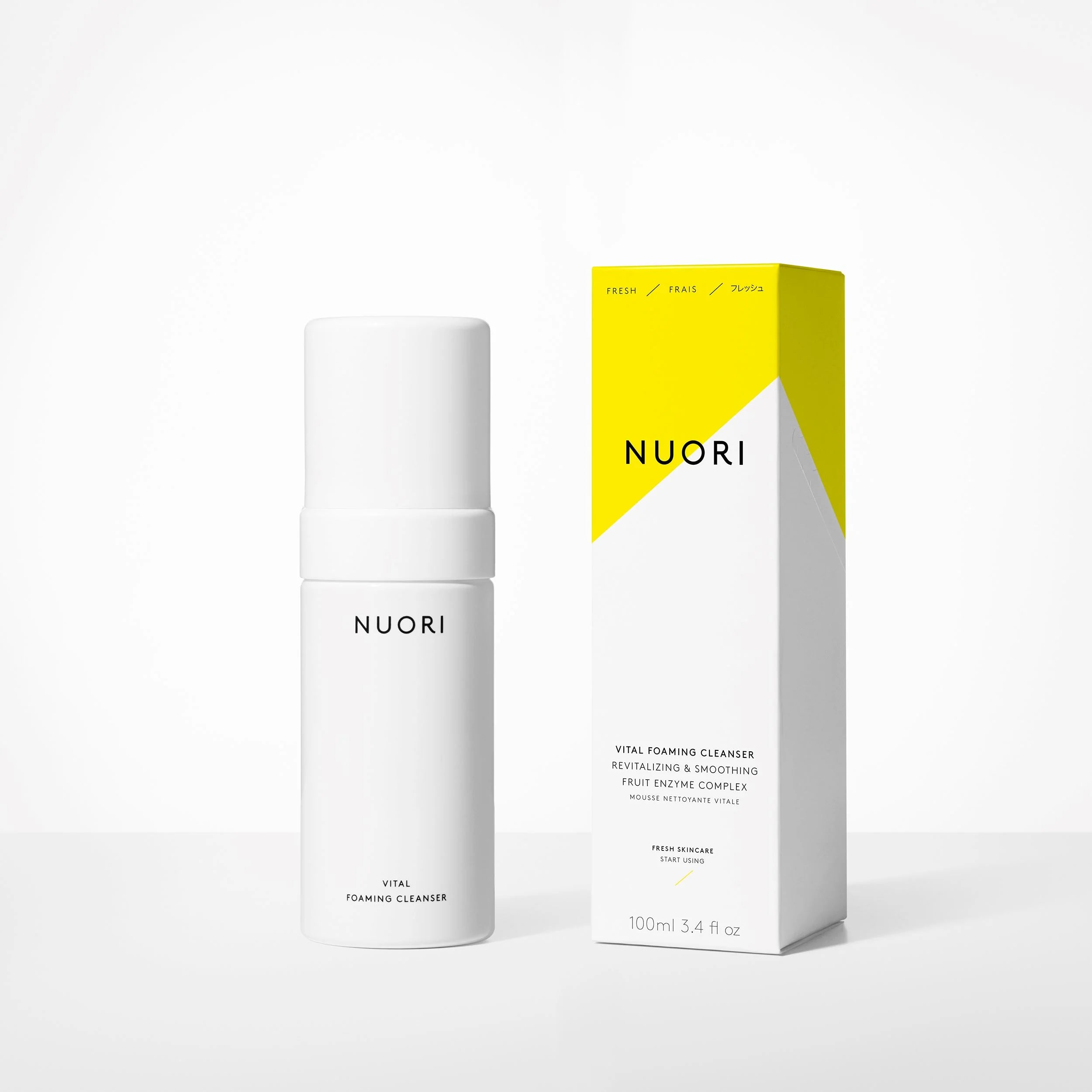 Puhtaasti vaahtoava NUORI Vital Foaming Cleanser Puren kasvojenpuhdistusaine 100 ml pullo, näkyvissä lähikuva.