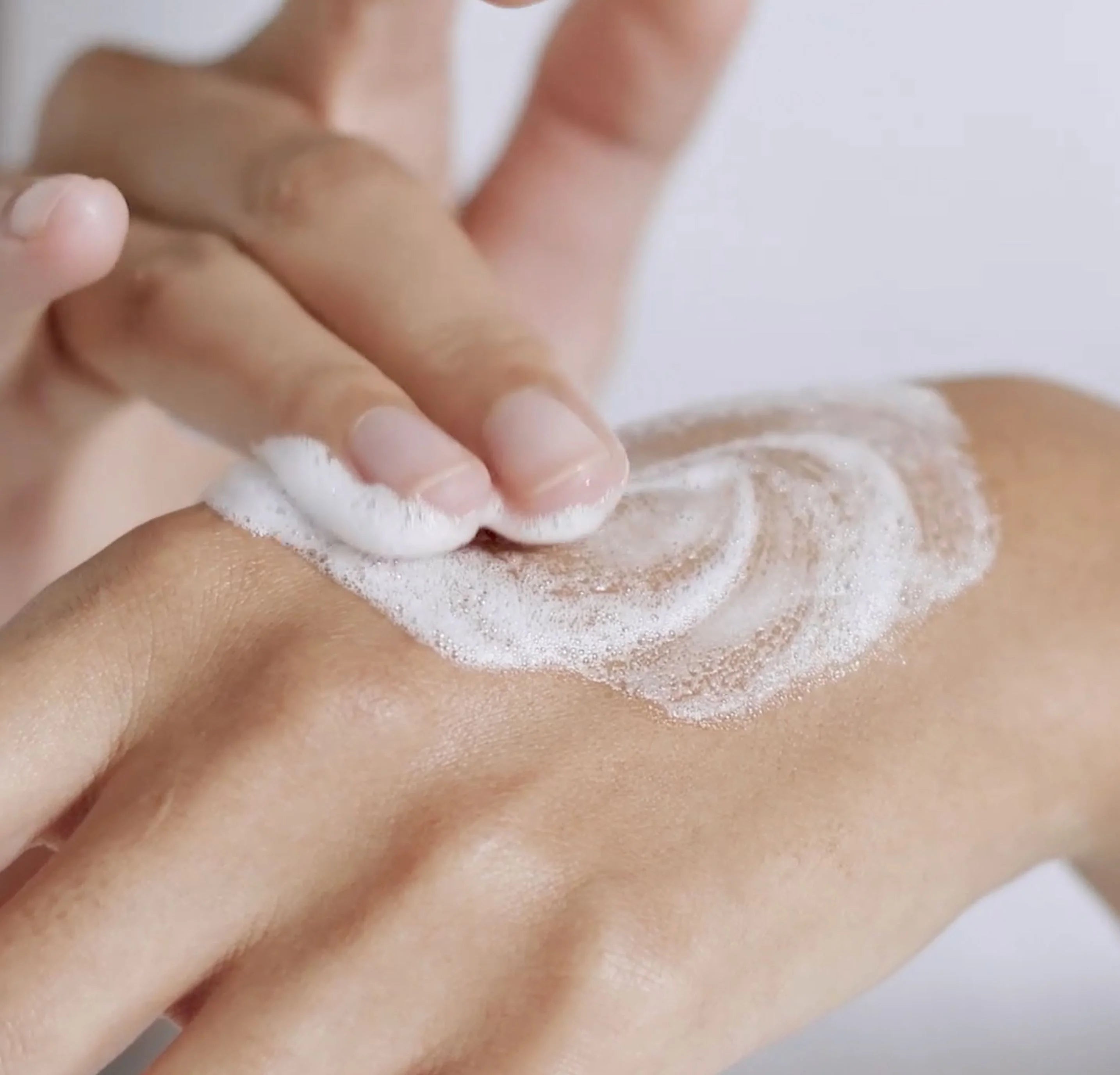 Puhtaanvärinen NUORI Vital Foaming Cleanser kasvopuhdistusaine 100 ml, vaahtomainen ja kevyt kasvojen puhdistus.
