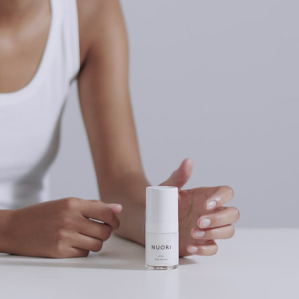 NUORI Vital Eye Cream 15ml kasvojen silmänympärysiholle, kerma näytetään koostumuksena ja pakkauksena.
