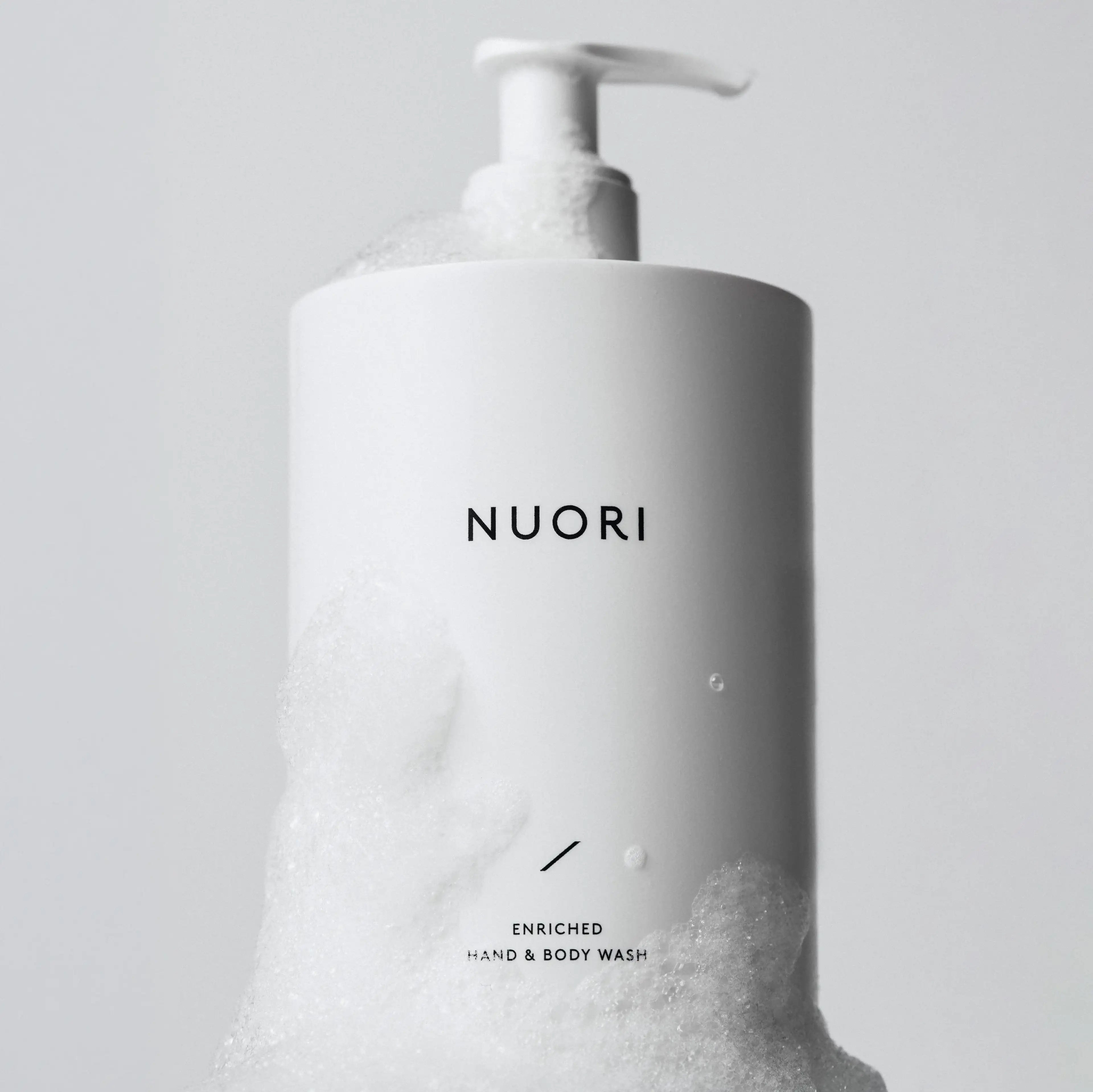 Purela NUORI Enriched käsien ja vartalon pesuaine, 500ml, pehmeä ja ravitseva suihkugeeli näkyvissä.