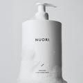 Purela NUORI Enriched käsien ja vartalon pesuaine, 500ml, pehmeä ja ravitseva suihkugeeli näkyvissä.