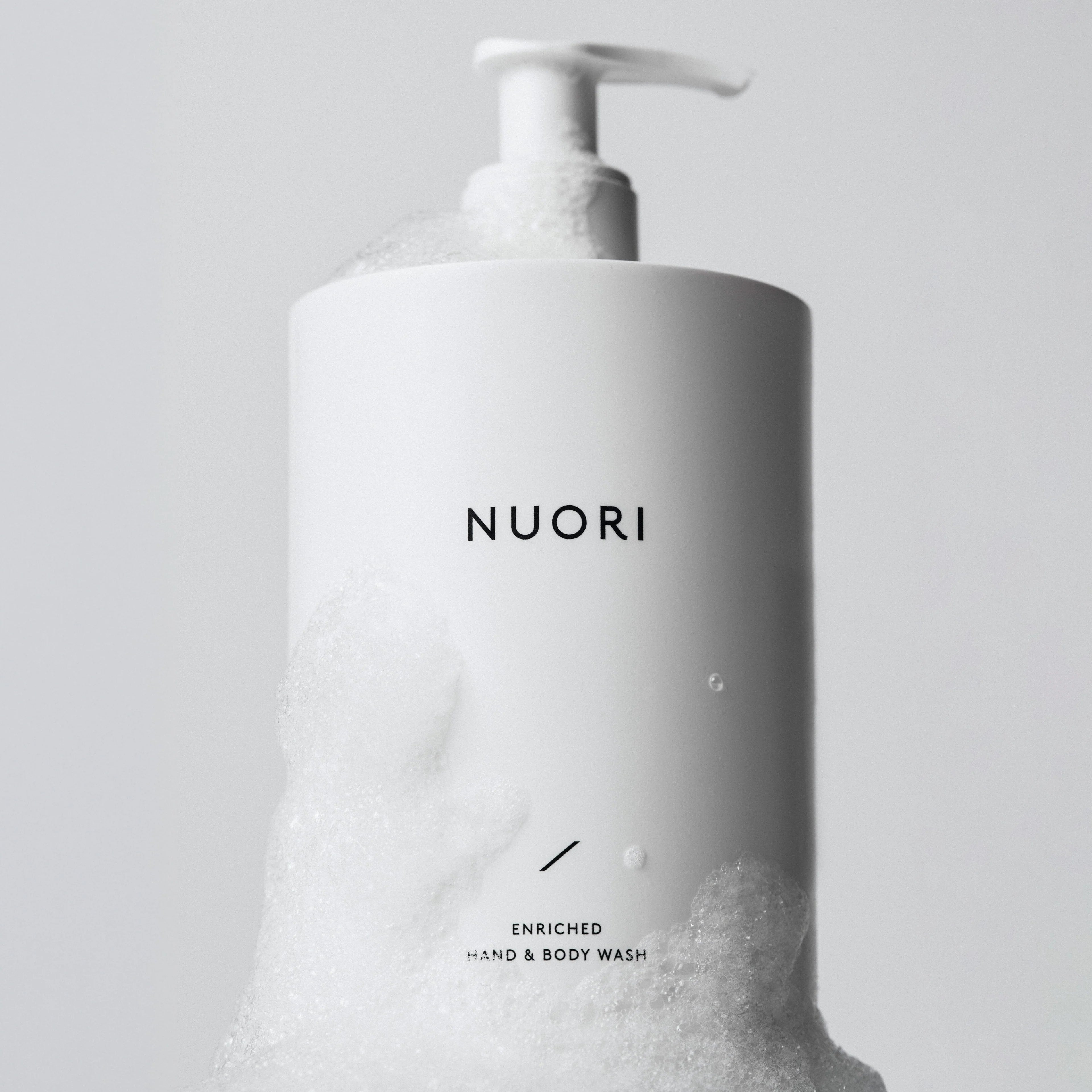 Purela NUORI Enriched käsien ja vartalon pesuaine, 500ml, pehmeä ja ravitseva suihkugeeli näkyvissä.